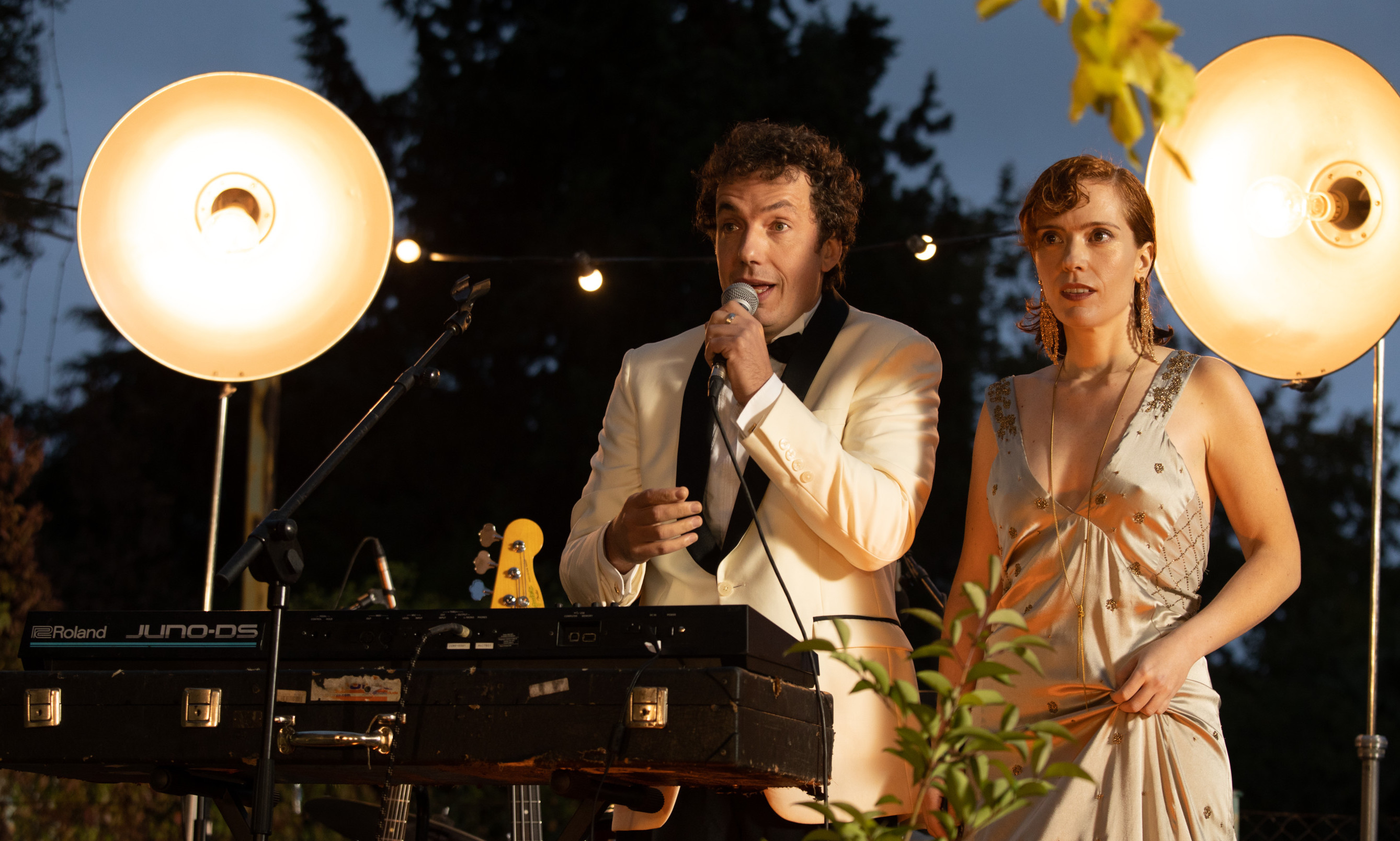 Vito Sanz as Ale, Itsaso Aran a as Ale in The Other Way Around