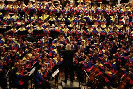 Simon_Rattle_dirige_jovenes_Caracas
