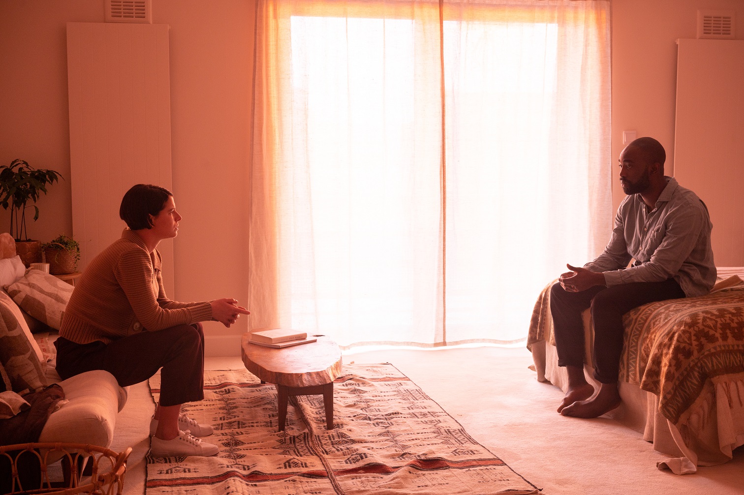 Harper (Jessie Buckley) and James (Paapa Essiudu) in Men