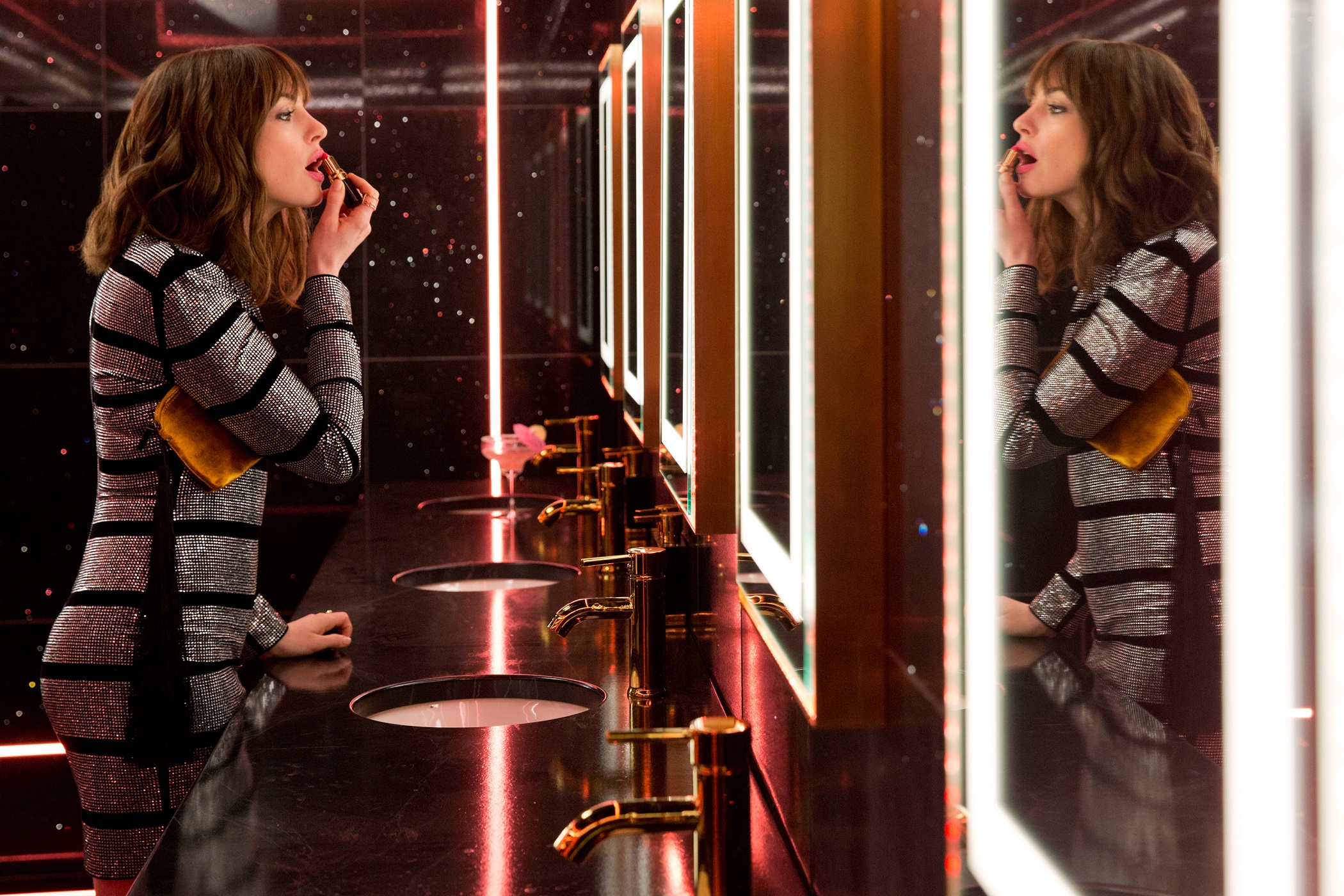 Josephine (Anne Hathaway) in The Hustle