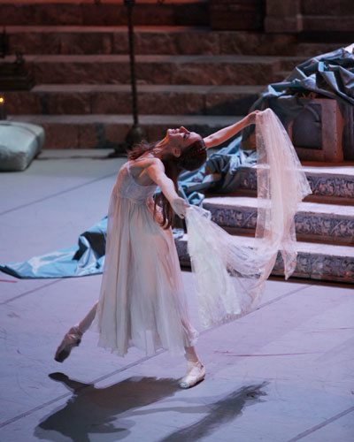 Scala_RJ_Juliet_runs_off