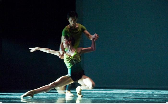 Simmons's 'A Song in the Dark': Simple, graceful moves with spacious shape and depth