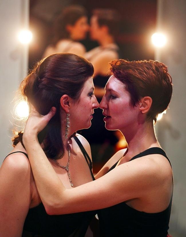 Young sopranos Jessica Walker (Nero) and Zoe Bonner (Poppea) in one of their many sexy turns